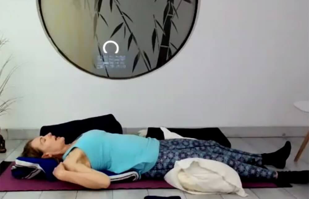 ティアン先生がシャバーサナを指導している様子