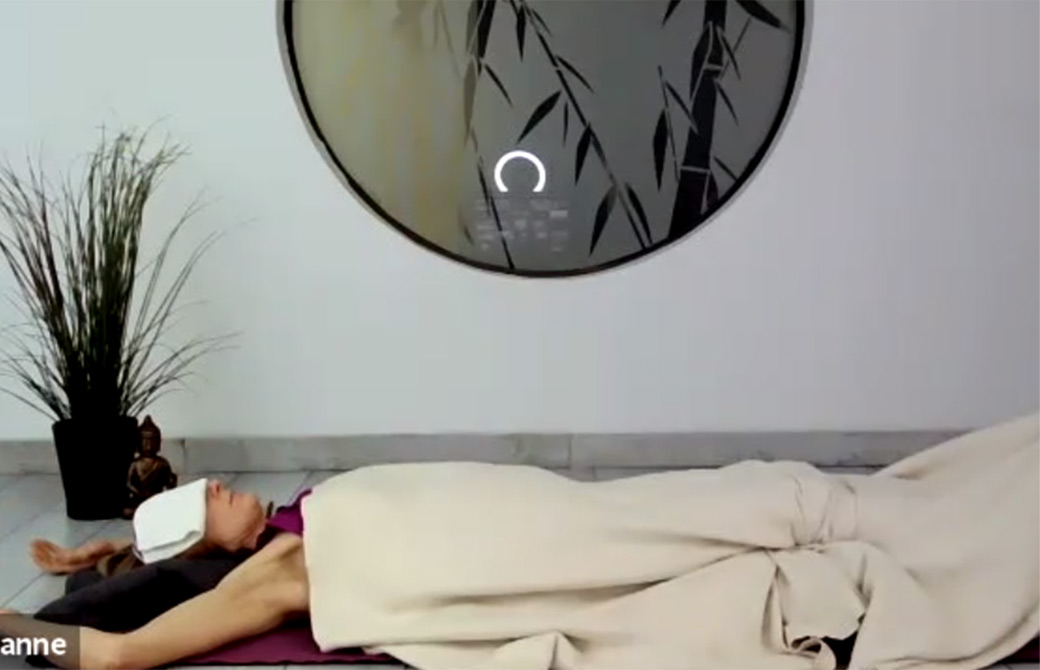 ティアン先生がリストラティブヨガのデモをしてくれている様子