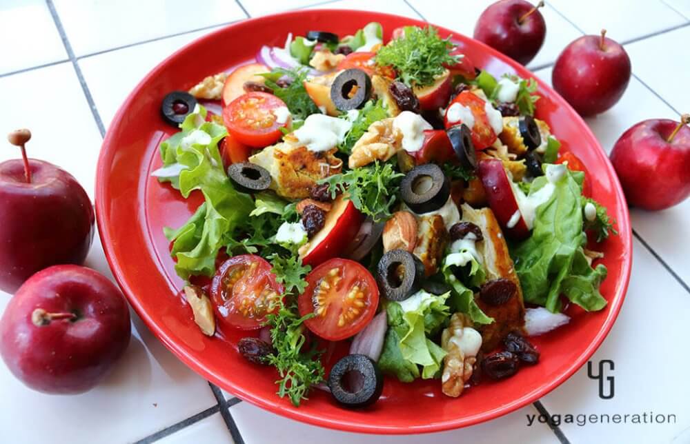 彩り華やかな、おうちごはん♪スパイシーチキンとフレッシュなリンゴのサラダ