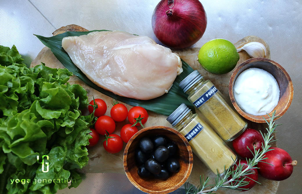 材料の鶏胸肉やリンゴなど
