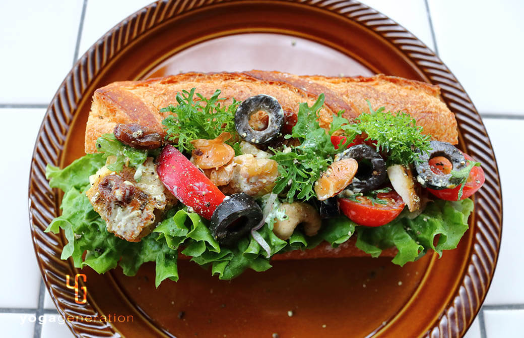 スパイシーチキンとフレッシュなリンゴのサラダのサンドイッチ