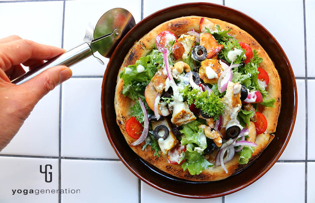 スパイシーチキンとフレッシュなリンゴのサラダのピザ