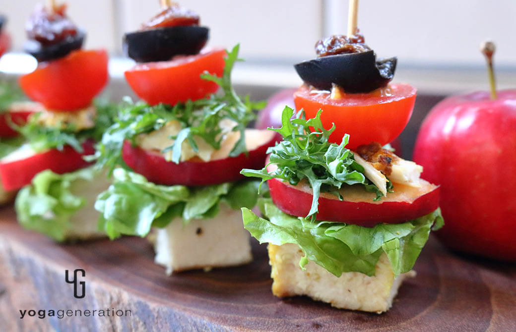 ピンチョスにアレンジしたスパイシーチキンとフレッシュなリンゴのサラダ