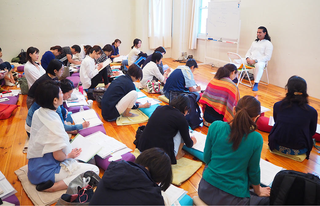 スタジオでのヨガ哲学コースの開催の様子