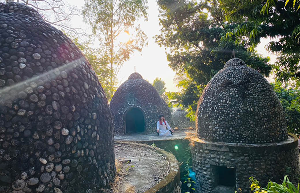 「ビートルズ・アシュラム」で瞑想をする筆者