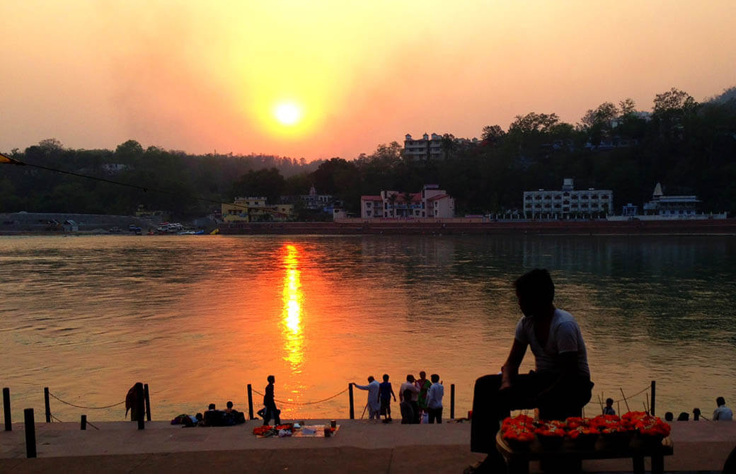 夕焼けに染まるガンジス川