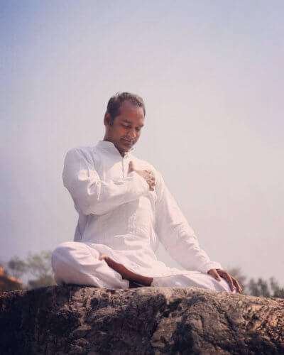 筆者のヨガ哲学グルでもある、聖地リシケシのヨガティーチャー スニール・シャルマ先生