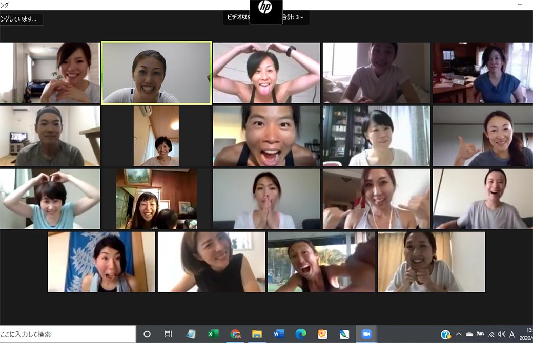 ヨーコ・フジワラによるRYT200（サンガワイ16期）の初日。まだ皆ちょっと緊張気味。