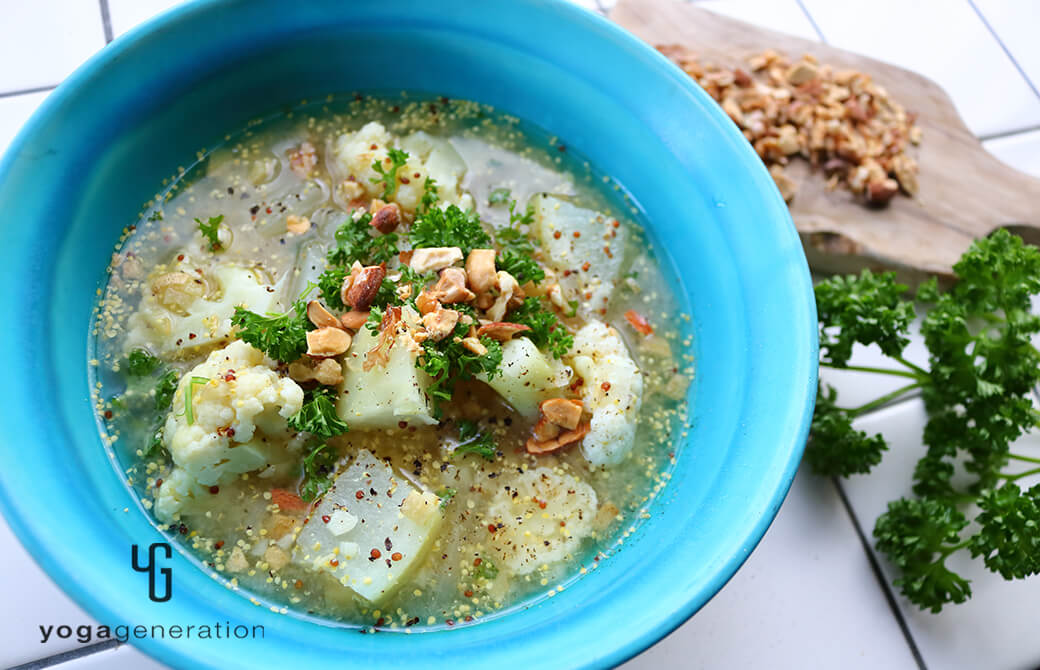 ターコイズの器に盛りつけた大根とカリフラワーのマスタード味噌スープ