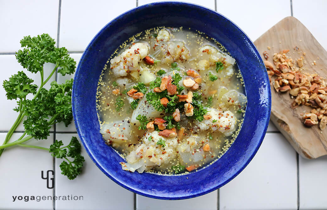 群青の器に盛りつけた大根とカリフラワーのマスタード味噌スープ