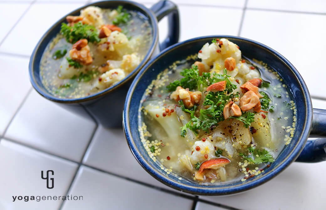 インディゴのマグカップに盛りつけた大根とカリフラワーのマスタード味噌スープ