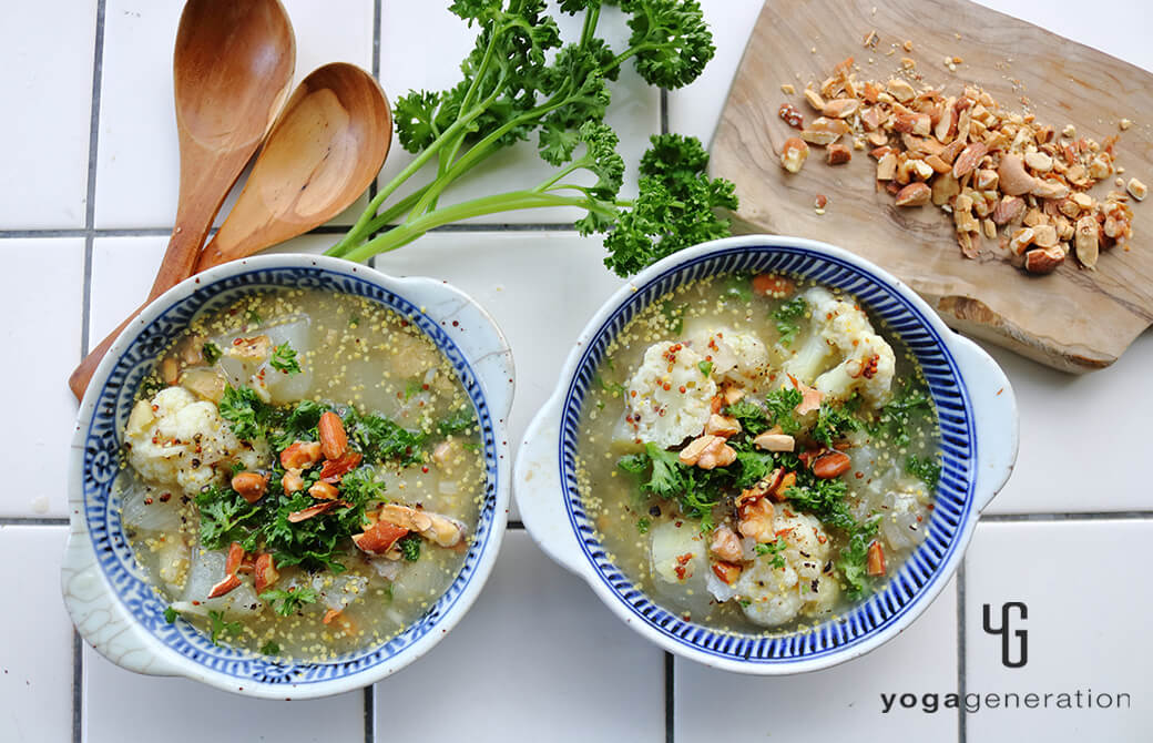 白と青の器に盛りつけた大根とカリフラワーのマスタード味噌スープ