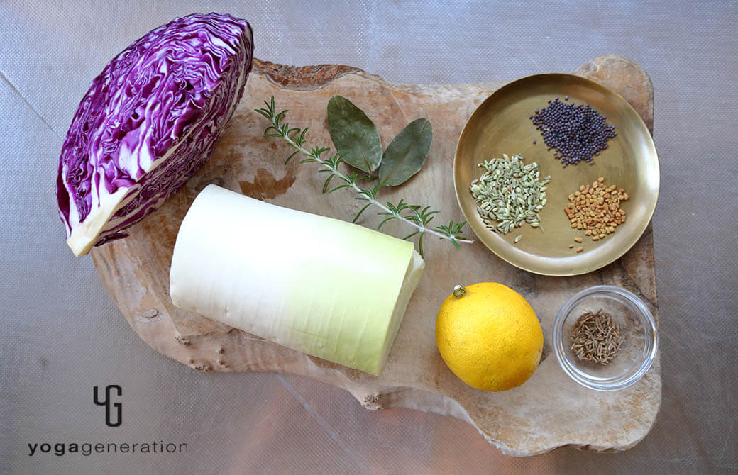 材料の大根や紫キャベツ、各種スパイスなど