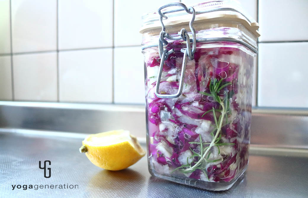 漬け込んでいる最中の大根と紫キャベツのピクルス