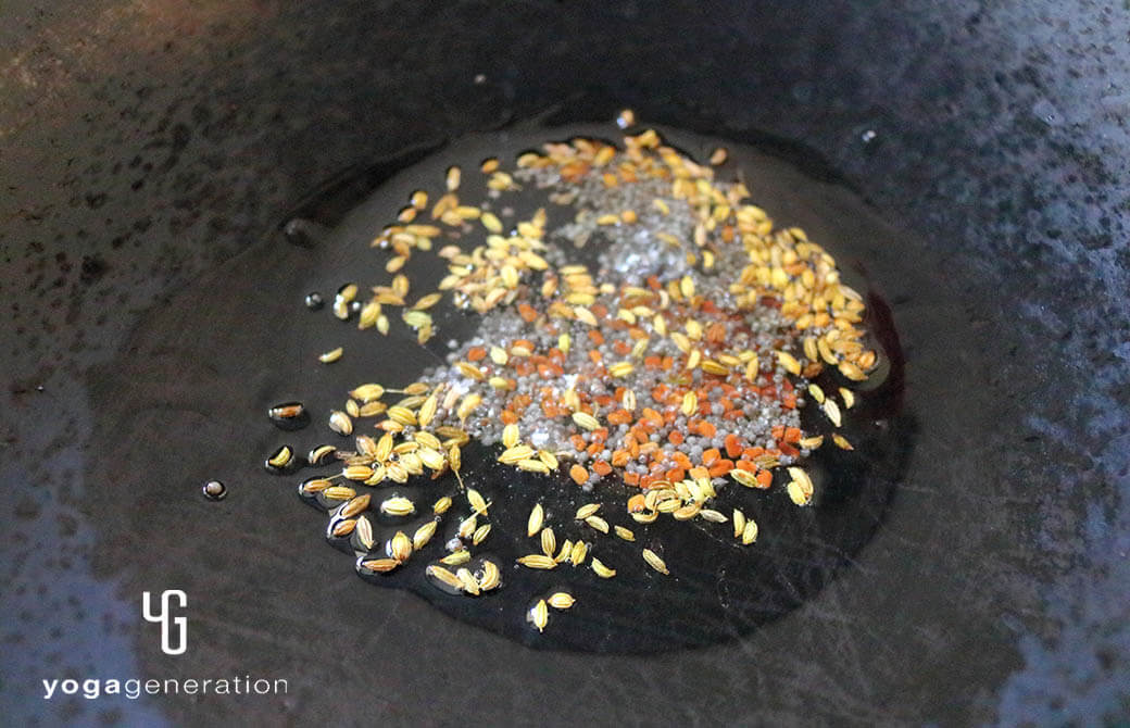 3種類のスパイスをテンパリングしているところ