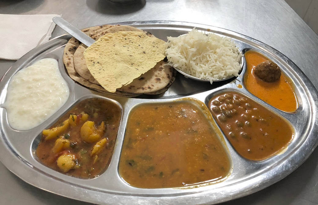 サトヴィックな食事を提供するリシケシのターリー・アシュラム