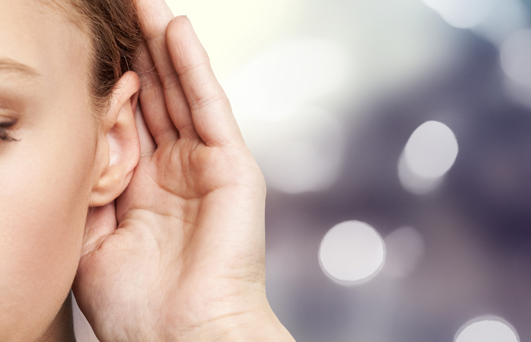 耳を傾けている様子