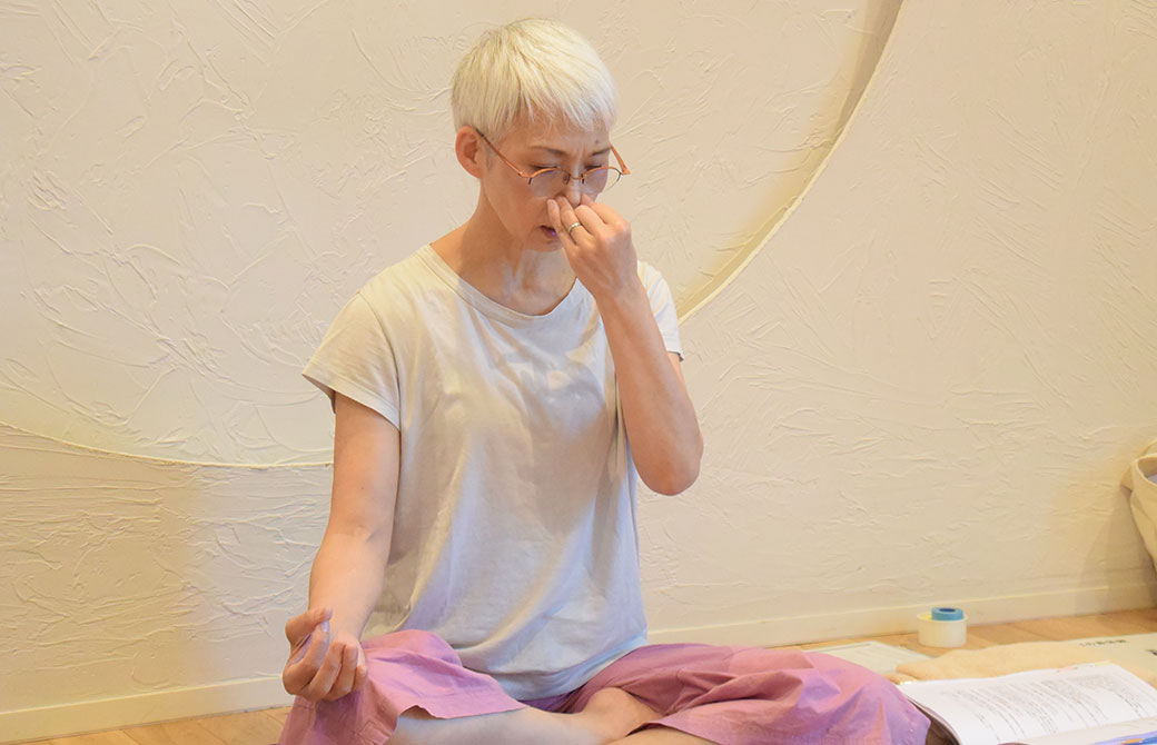中井まゆみ先生が呼吸法をしている様子