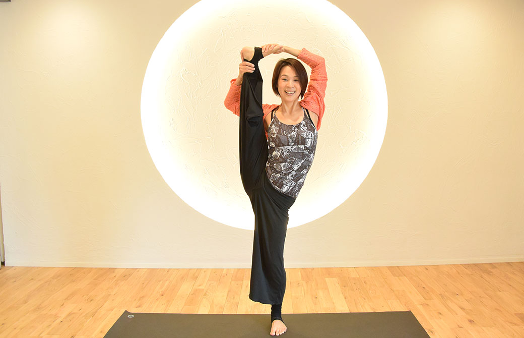 Miwa先生が立って開脚している様子