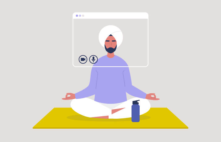 座っているインド人のヨガの先生とPC画面