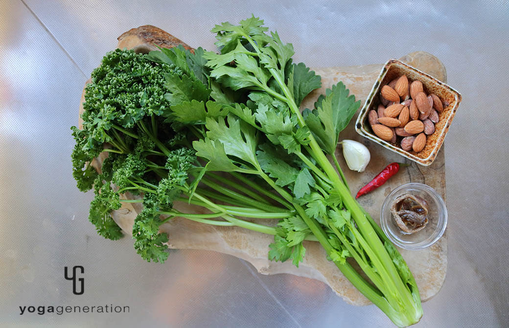 材料のアンチョビやパセリ、セロリなど