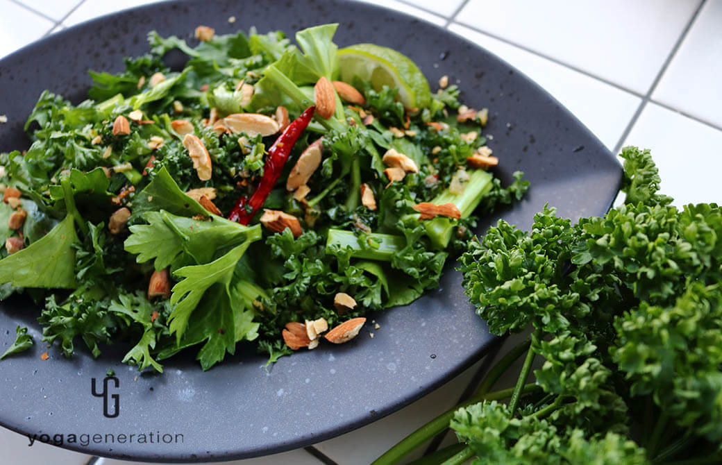 黒いお皿に盛り付けたアンチョビーガーリックなパセリソースの爽やかサラダ