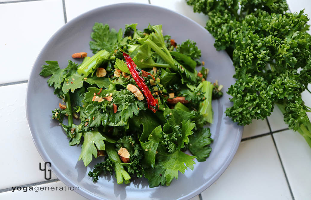 グレーのお皿に盛り付けたアンチョビーガーリックなパセリソースの爽やかサラダ