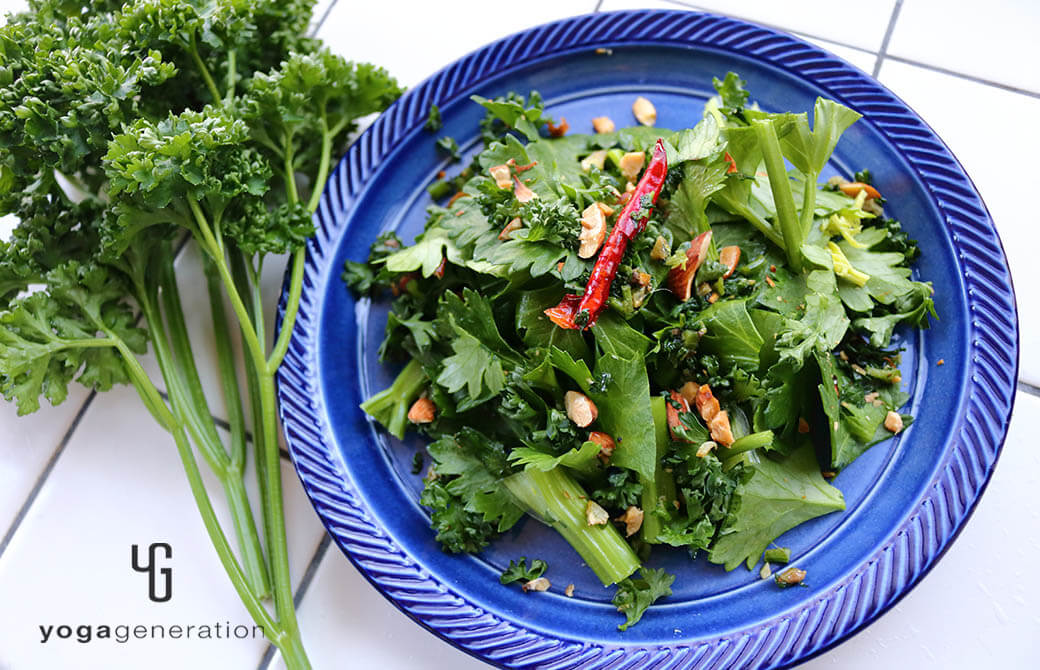 藍色のお皿に盛り付けたアンチョビーガーリックなパセリソースの爽やかサラダ