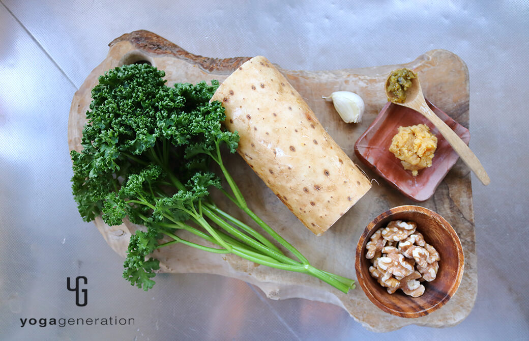 材料のパセリや長芋、ニンニクなど