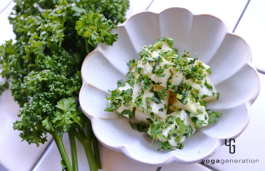白い器に盛り付けたパセリ味噌ガーリックソース