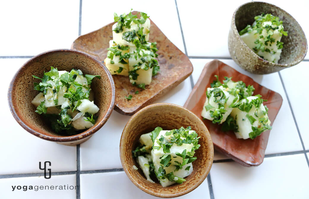 小さな器に盛り付けたパセリ味噌ガーリックソース