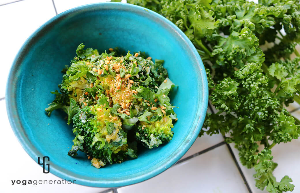 ブロッコリーと一緒にターコイズの器に盛り付けたパセリ味噌ガーリックソース