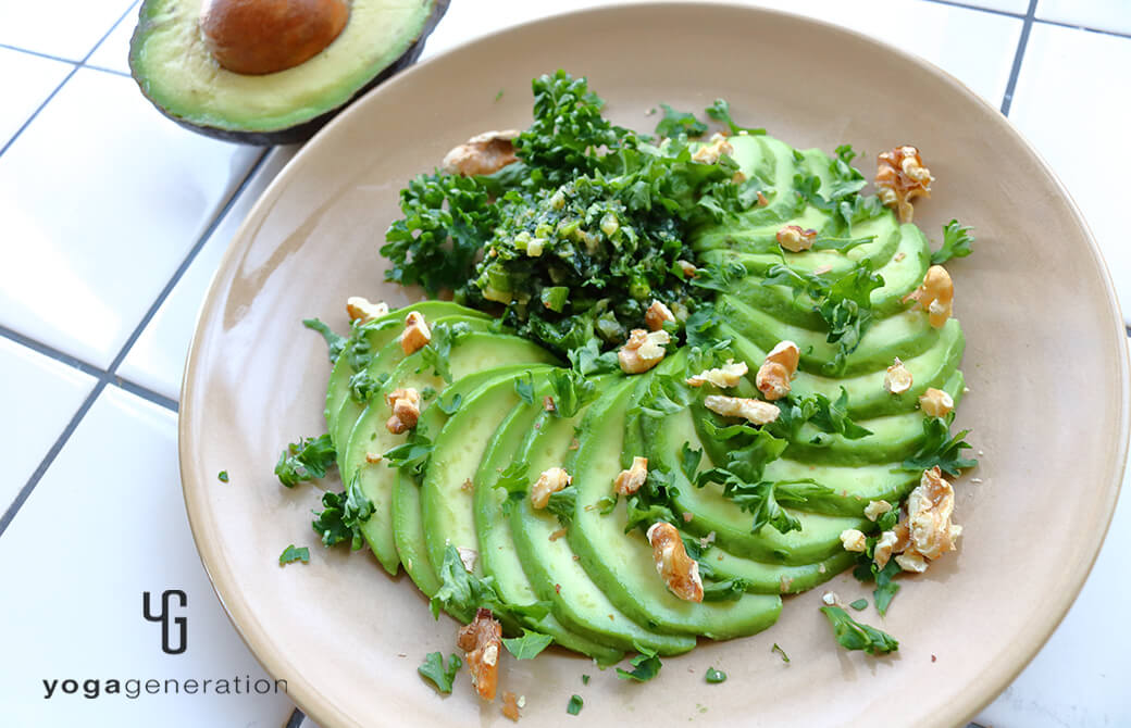 アボカドと一緒にベージュの器に盛り付けたパセリ味噌ガーリックソース