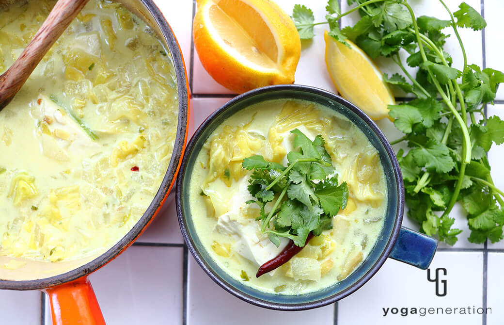 お鍋とカップに盛り付けたお豆腐とキャベツのココナッツミルクスープ