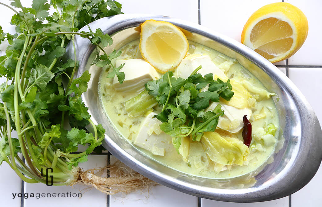 シルバーの器に盛り付けたお豆腐とキャベツのココナッツミルクスープ