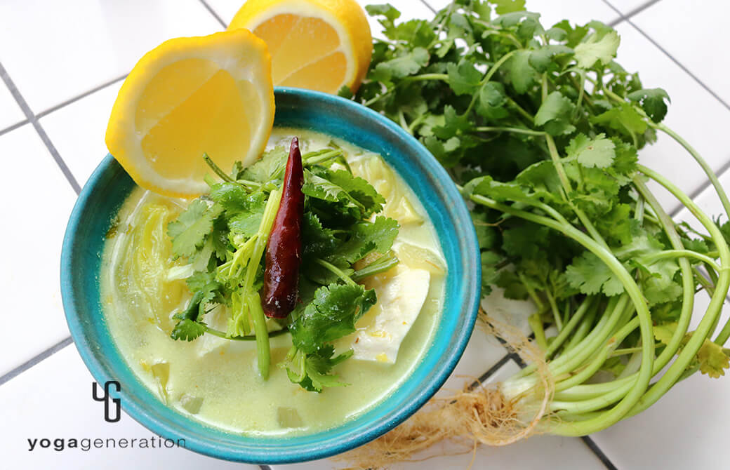 ターコイズの器に盛り付けたお豆腐とキャベツのココナッツミルクスープ
