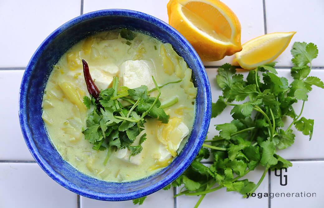 群青の器に盛り付けたお豆腐とキャベツのココナッツミルクスープ