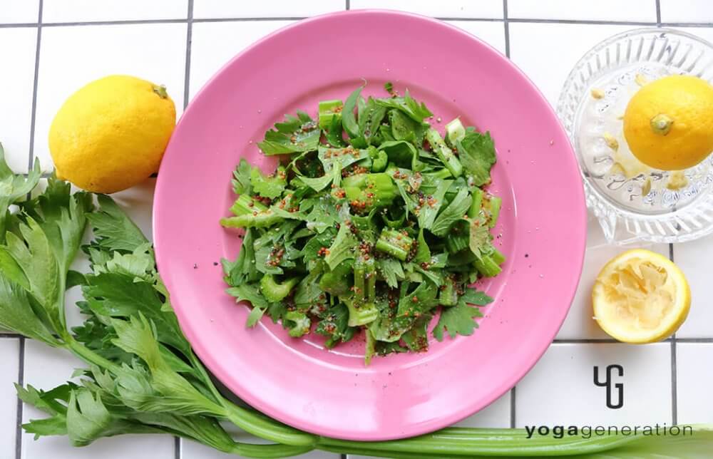 マスタード感を楽しむ♪蜂蜜レモンドレッシングでセロリのサラダ