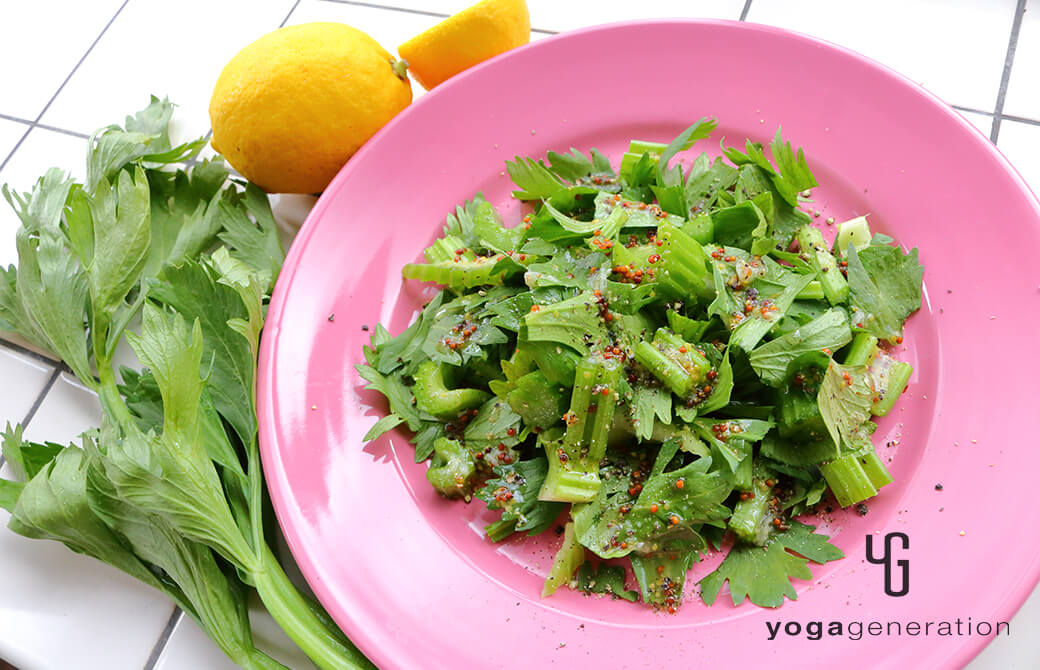 ピンクのお皿に盛りつけた蜂蜜レモンドレッシングでセロリのサラダ