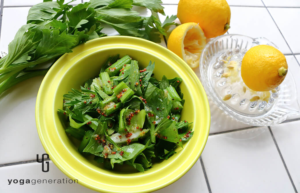 黄色のお皿に盛りつけた蜂蜜レモンドレッシングでセロリのサラダ