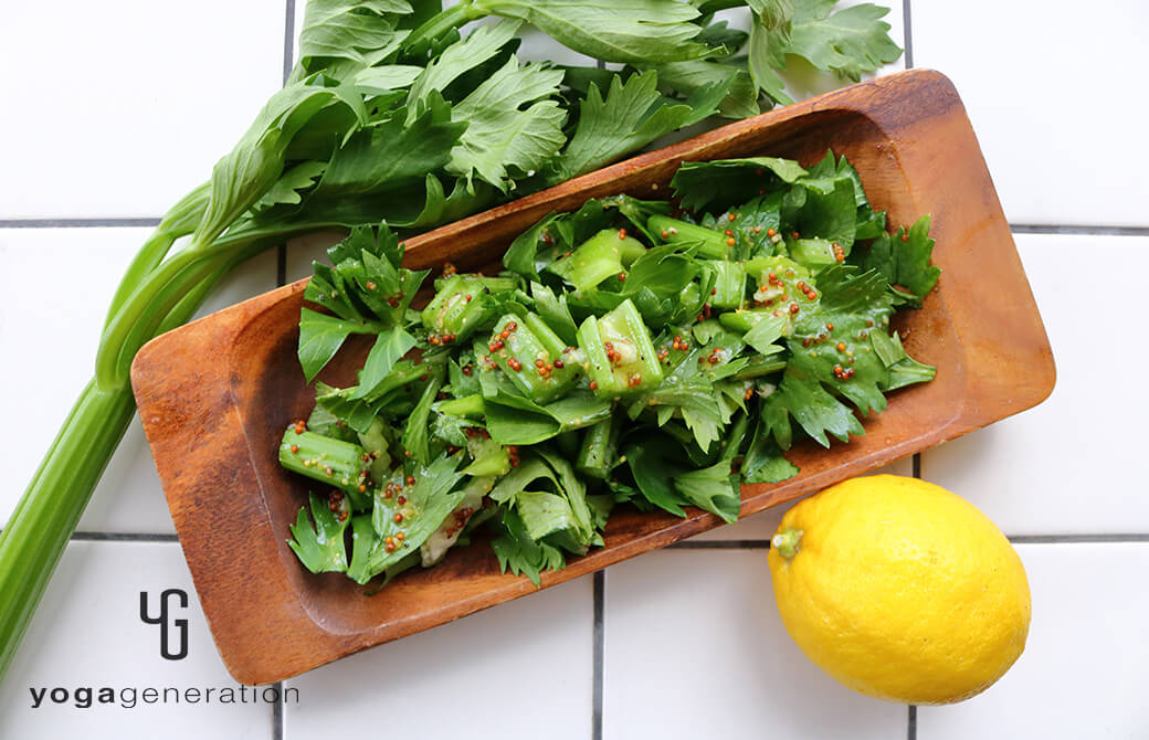 木の器に盛りつけた蜂蜜レモンドレッシングでセロリのサラダ