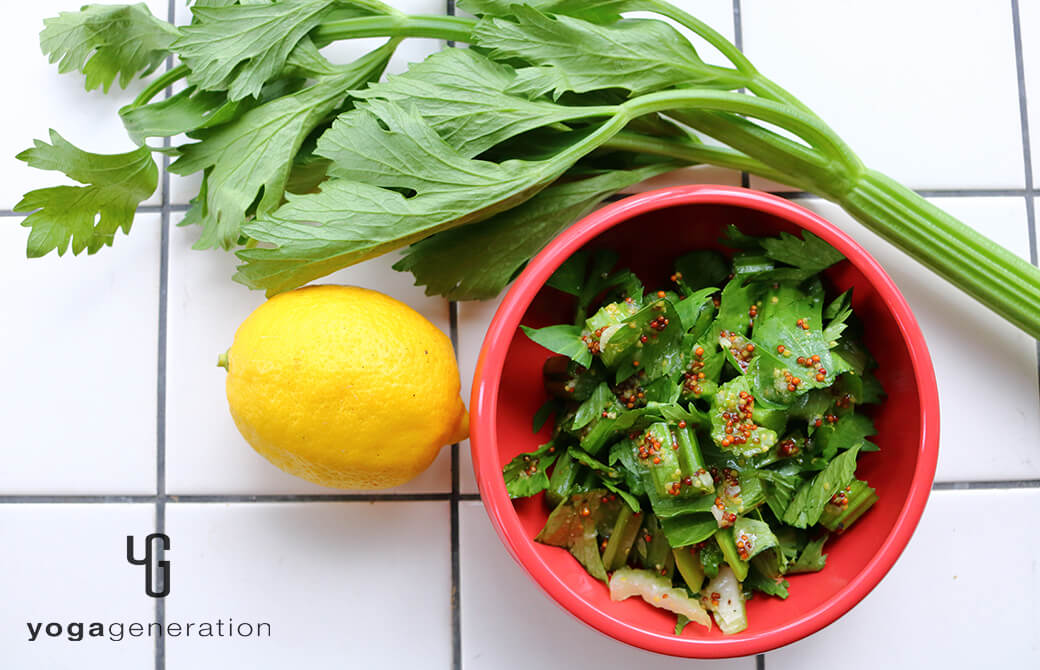 赤いお皿に盛りつけた蜂蜜レモンドレッシングでセロリのサラダ