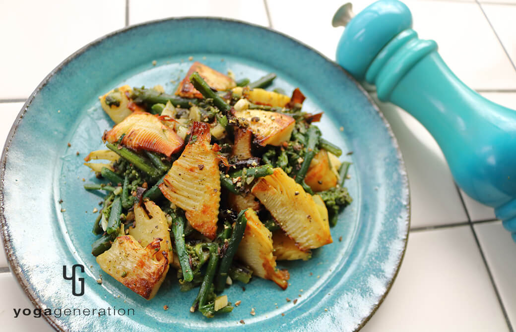 ターコイズのお皿に盛り付けたタケノコとワラビのガーリック炒め