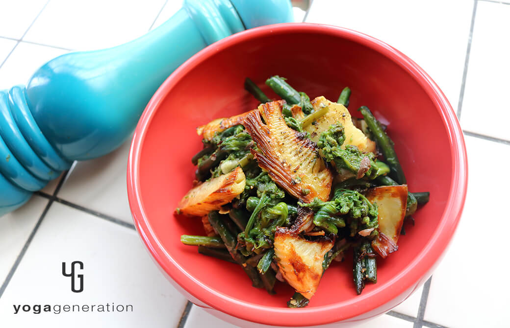 赤いお皿に盛り付けたタケノコとワラビのガーリック炒め