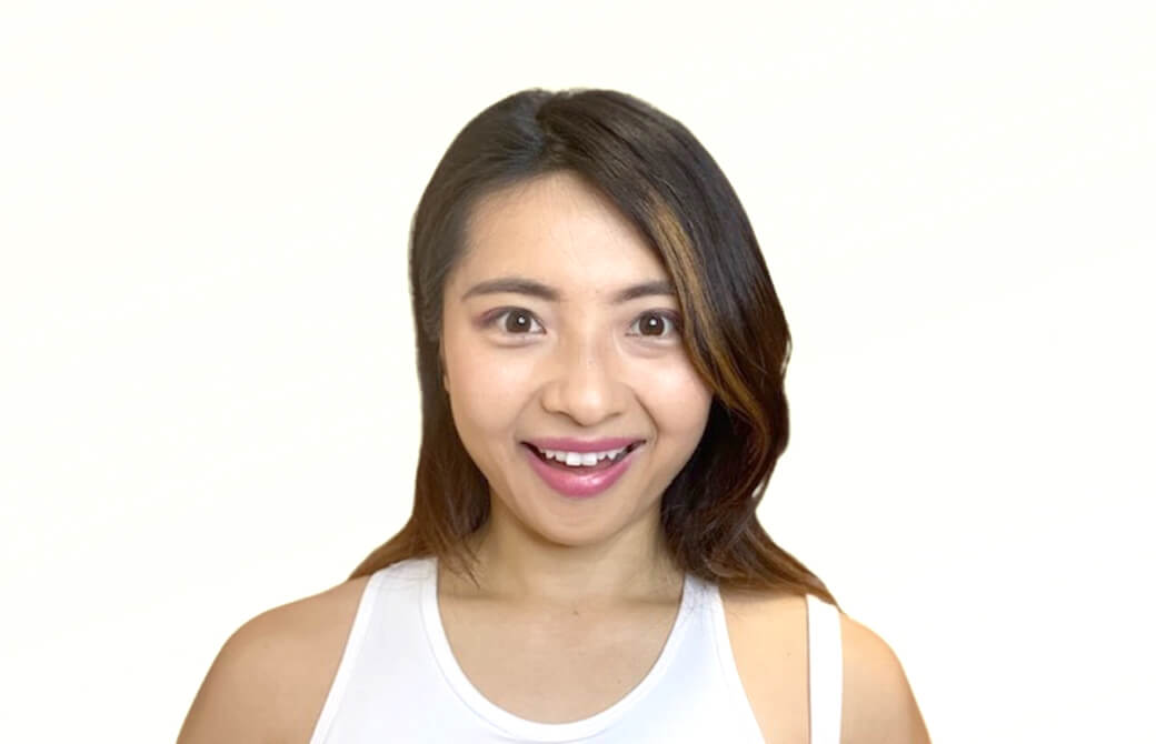 「アハハ」と笑うような感じで、口角をあげる