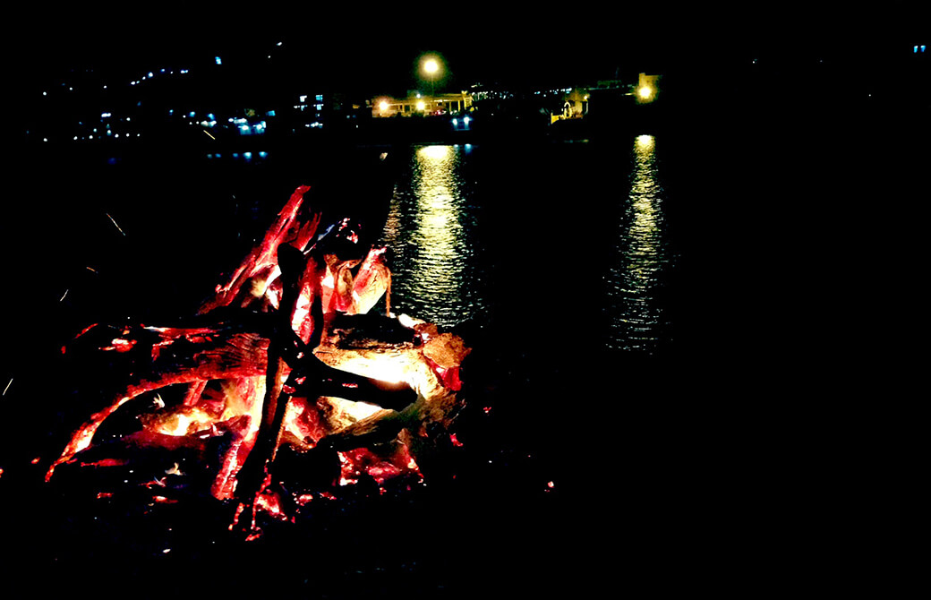 ホーリーの初日に行われるガンジス川沿いでの焚火