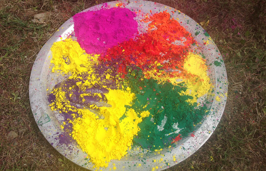 ホーリーで使われる色粉