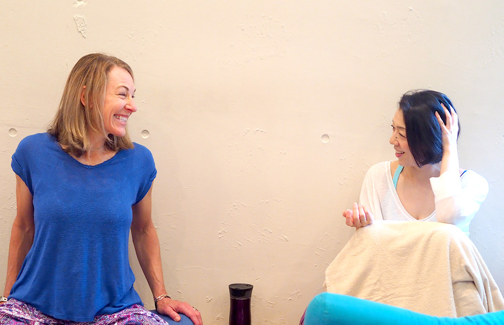 顔を見て微笑みあう青いウェアを着たティアン・アラン先生と川原朋子先生