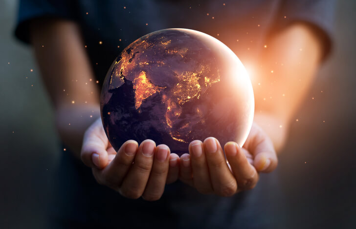 両手で宇宙を包み込む人