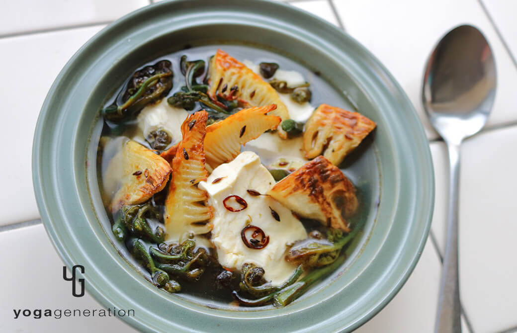 シンプルなスープにアレンジ！タケノコとワラビのガーリック炒め